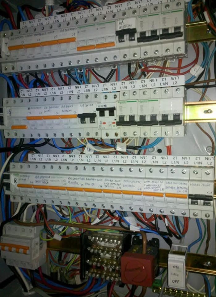 Tablero eléctrico armado por Javier, con térmicas y disyuntores identificados por circuito